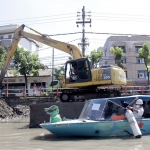 Wawali Armuji meninjau normalisasi Kali Mas dengan menaiki perahu dari Dermaga Taman Ekspresi menuju sisi barat hingga ke Peneleh.