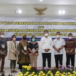 Bupati Lamongan, Yuhronur Efendi, bersama tim kesehatan dari Kemenkes.