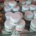 Krim wajah tanpa label dijual bebas di salah satu salon kecantikan di Kota Blitar.