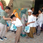 Dirtektur BANGSAONLINE Revol Afkar memberikan santunan kepada anak yatim dalam acara HUT ke-9 BANGSAONLINE di kantor HARIAN BANGSA dan BANGSAONLINE Jl Cipta Menanggal 1 no. 35 Surabaya, Senin (24/7/2023). Foto: bangsaonline   