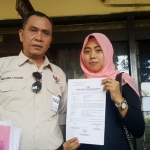 Korban saat menunjukkan surat cerai palsu dari mantan suaminya.