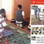 Turis arab lagi salat, imamnya pakai sepatu, jemaahnya pakai celana pendek. Foto diambil dari merdeka.com