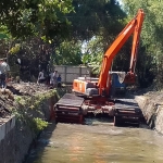 Alat berat saat melakukan normalisasi Sungai Legok, beberapa waktu lalu.