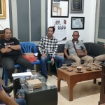 Plt. Kasatpol PP Kota Kediri Syamsul Bahri (kanan) bersama perwakilan Satlantas Polres Kediri Kota dan DPMPTSP saat menerima perwakilan LSM Ratu di ruang kerjanya. Foto: MUJI HARJITA/ BANGSAONLINE