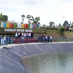 Waduk mini yang berada di Desa Kebonrejo Kecamatan Kepung, diharapkan bisa membantu petani cabai dimusim kemarau. Foto: Arif Kurniawan/BANGSAONLINE