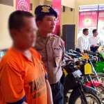 Pelaku R yang ditahan Polres Blitar.