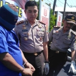 Kapolres Bojonegoro AKBP Wahyu Sri Bintoro menginterogasi salah satu pelaku. 