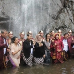 Bupati Novi dan Wakil Bupati Nganjuk Marhaen mandi bersama Forkopimda di bawah siraman Air Terjun Sedudo. foto: BAMBANG/ BANGSAONLINE