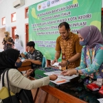 Petugas Dinkop UMTK Kota Kediri saat melayani para pelaku UMKM penerima Bansos. Foto: Ist