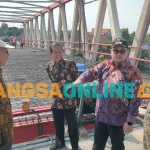 Bupati Kediri, Hanindhito Himawan Pramana, saat meninjau pembangunan Jembatan Jongbiru. Foto: MUJI HARJITA/BANGSAONLINE