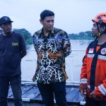 Wali Kota Kediri Abdullah Abu Bakar (tengah) saat mengecek kondisi Sungai Brantas di atas Jembatan Brantas Lama. Foto: Ist.