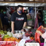 Bupati Kediri Hanindhito Himawan Pramono didampingi Plt. Kepala Disdag Tutik Purwaningsih saat melakukan pantauan harga di Pasar Wates. foto: ist.