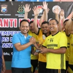 Tim Polresta Sidoarjo saat menerima piala.