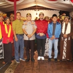 Plt. Wali Kota Pasuruan Raharto Teno Prasetyo, Ketua DPRD Ismail Marzuki Hasan, beserta jajaran Forkopimda saat menghadiri pagelaran wayang kulit dalam rangka memperingati Hari Jadi Kota Pasuruan ke-334 tahun 2020.