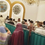 Salat tarawih di mushola An Nur Grahadi pada malam ketiga ramadhan dipadati jamaah.