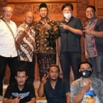 JAGA PLURALISME: Tokoh Lintas Agama Sidoarjo saat bersilaturahim dengan Gus Muhdlor-Subandi, Kamis (1/10) malam. foto istimewa
