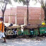 Bangunan kios pasar grosir senilai 1,3 miliar yang mangkrak sejak 3 tahun lalu. foto: ARIF K/ BANGSAONLINE