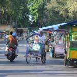 Kondisi jalan yang semrawut akibat tidak ada penataan PKL di Kota Tuban. foto: suwandi/bangsaonline.com