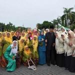 Bupati Sambari HR bersama istri Hj. Maria Ulfa berselfie ria usai peringatan hari ibu. foto: SYUHUD/ BANGSAONLINE