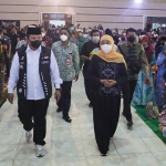 Gubernur Khofifah saat didampingi Bupati Jember, Hendy Siswanto.