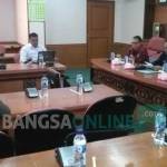 Penjabat Bupati Gresik, Akmal Boedianto ketika audiensi dengan anggota DPD RI. foto: syuhud/ BANGSAONLINE