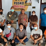 Koordinator ARPL Kediri dr. Ari Purnomo Adi (berdiri tiga dari kiri), dan Kades Sugihwaras Masiran (berdiri empat dari kiri) bersama para relawan, SAR Kelud, tukang ojek, dan PKL Kawasan Wisata Gunung Kelud. foto: MUJI HARJITA/ BANGSAONLINE