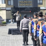 Wakapolresta Sidoarjo AKBP Deny Agung memimpin kegiatan apel pagi di halaman Mapolresta Sidoarjo, Rabu (17/3/2021). (foto: ist)