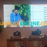 Wali Kota Madiun, Maidi, ketika menyampaikan jawaban atas pertanyaan para fraksi dalam rapat paripurna. Foto: HENDRO SUHARTONO/BANGSAONLINE