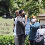 Solidaritas Warga Kaplingan (Sowak) RT 02/RW 11, Desa Curah Jeru saat menggelar demo di depan Kantor DPRD Situbondo.