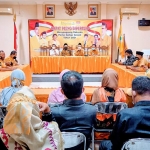 Bupati Gus Yani, bersama Ketua Golkar Gresik Ahmad Nurhamim, Sekretaris Atek Riduan, dan Bendahara Erry Sucahyo saat rapat pleno diperluas. foto: SYUHUD/ BANGSAONLINE