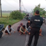 Puluhan remaja dan sepeda motor saat hendak diamankan ke Mapolsek Peterongan.