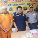 Kasatreskrim AKP Wahyu Norman Hidayat (tengah) saat menghadirkan tersangka dalam pers rilis di Mapolres Lamongan. foto: NUR QOMAR/ BANGSAONLINE