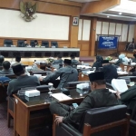 DPRD Gresik saat menggelar paripurna agenda penetapan empat Raperda Inisiatif. foto: SYUHUD/ BANGSAONLINE