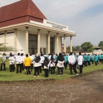 Pencanangan Laskar Sapu Bersih (LSB) dan Gerakan Tanam Pohon Keliling di Halaman Gedung Kesenian Kota Pasuruan, Kamis (8/4).