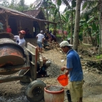 Warga tampak bergotong-royong membangun fasilitas mandi, cuci, dan kakus (MCK) serta membenahi rumah Juwarni.