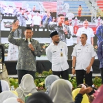 Wali Kota Kediri, Abdullah Abu Bakar (pegang mik), saat memberi sambutan pada peringatan Hari Anak Nasional di GOR Jayabaya. Foto: Ist