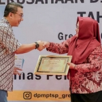 Plt Bupati Gresik, Aminatun Habibah (kanan) menyerahkan penghargaan kepada GA Manager PT Smelting, Indra SW Junor. Foto: Ist.