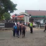 Jajaran Polres Ngawi saat melakukan pengaturan lalu lintas di salah satu penyebrangan sekolah