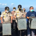 Bupati Jember, Hendy Siswanto, dan wakilnya, Balya Firjaun Barlaman, bersama Kepala Bidang Konservasi Sumber Daya Alam (BKSDA) Wilayah III Jember Wiwied Widodo, saat akan melepas puluhan satwa liar ke Pulau Nuso Barong. 