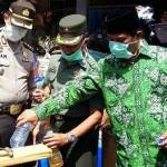 Kapolres Ponorogo Iwan Kurniawan, SIK,  bersama Dandim 0802 Ponorogo, dan tokoh Ulama, Memusnahkan Miras Hasil Ops Cipkon. foto: Prihantoro/Harian Bangsa