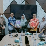 Plt. Bupati Gresi, Aminatun Habibah (tengah) menunjukkan MoA yang baru diteken Dispendik dengan Unesa. Foto: Ist.