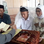 Tersangka narkoba Ryan Dwi Agus Diantoro dan mempelai wanita saat melaksanakan akad nikah.