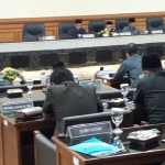 Bupati Sambari saat menyampaikan LPJ APBD 2017 di hadapan anggota dewan.