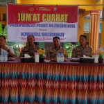 Polres Mojokerto Kota bersama Dandim Kemlagi dan Polsek Kemlagi saat menggelar Jumat Curhat di Balai Desa Mojorejo, Kecamatan Kemlagi, Kabupaten Mojokerto, Jumat (10/3/2023).