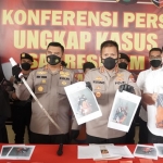 Kapolresta Sidoarjo Kombes Pol Kusumo Wahyu Bintoro saat merilis kedua pelaku berikut barang bukti yang salah satunya sebuah pedang Samurai.