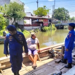 Personel Satpolairud Polresta Sidoarjo saat meninjau kawasan pesisir.