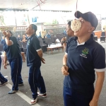 Kajari Tuban Armen Wijaya (bertopi) saat mengikuti lomba makan kerupuk.