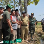 Bupati Budi Sulistyono (berpeci) saat melakukan peninjauan semburan air. foto: ZAINAL/ BANGSAONLINE