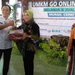 Bupati Pamekasan saat memberikan batik Pamekasan kepada rombongan Kementerian Komunikasi dan Informasi RI. 