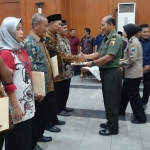 Danramil Krembangan, Mayor Chb Sukimun saat menyerahkan SK secara simbolis kepada Ketua RT-RW.